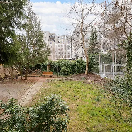 Metro Raclawicka Charming By Bookinghost *