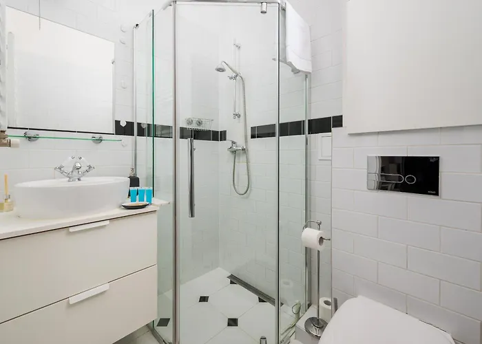 Metro Raclawicka Charming By Bookinghost *