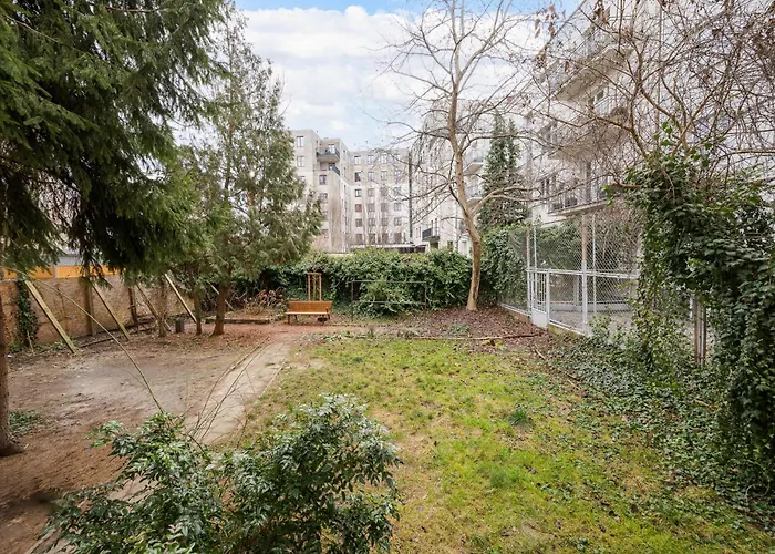 Metro Raclawicka Charming By Bookinghost *