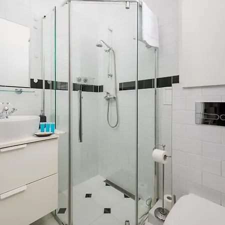 Metro Raclawicka Charming By Bookinghost *