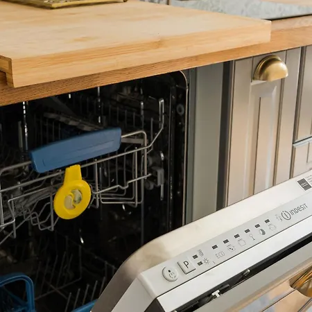 Metro Raclawicka Charming By Bookinghost *