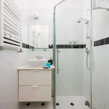 Metro Raclawicka Charming By Bookinghost وارسو